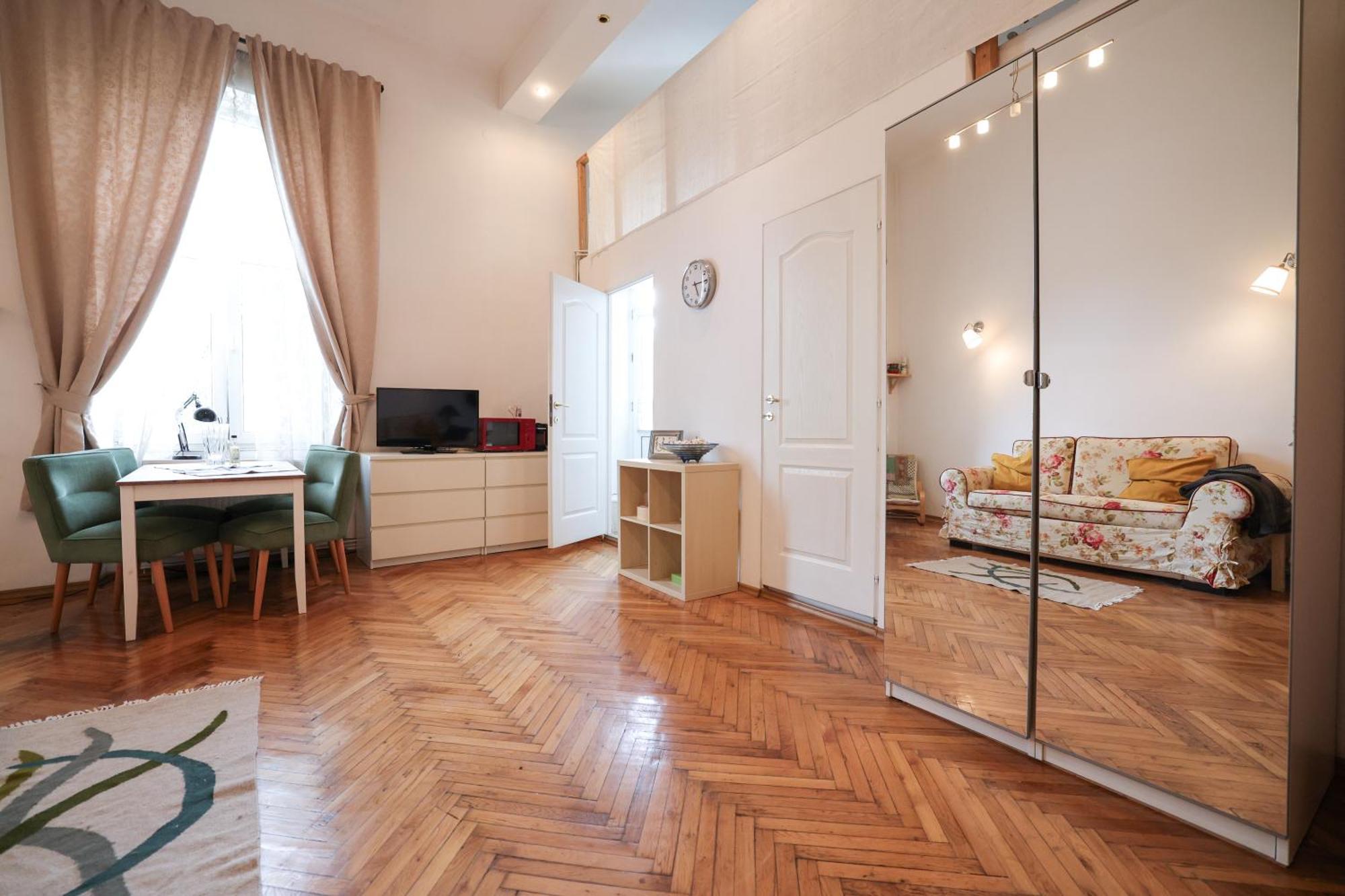 Fatcat Apartment *